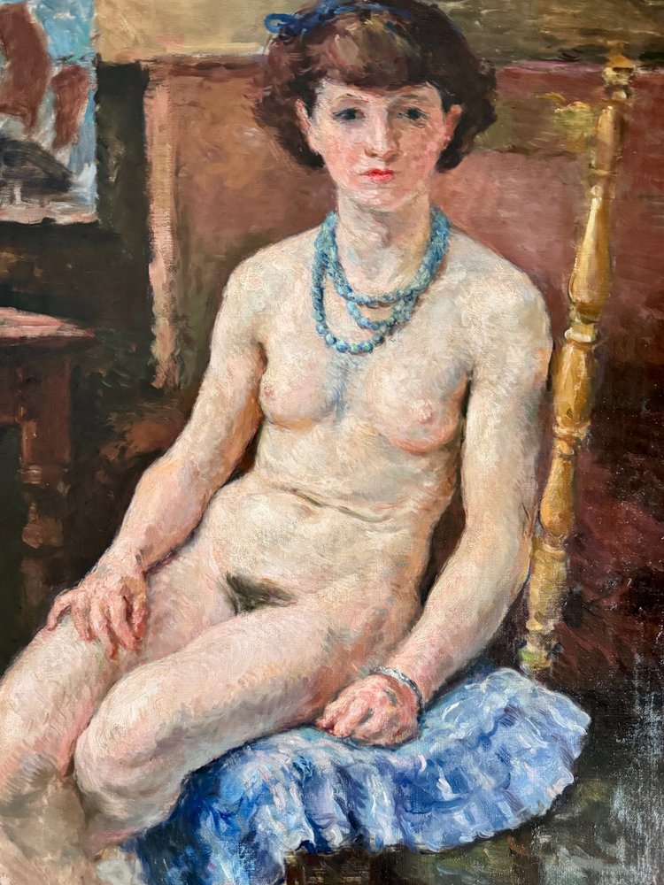 Junge Frau mit blauer Halskette