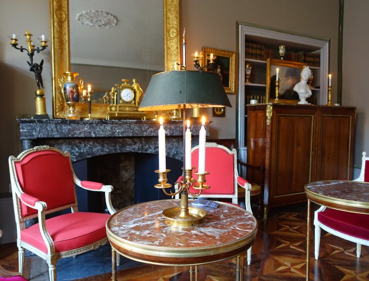 Louis XVI style bouillotte lamp in chiseled and gilded bronze, early 19th century