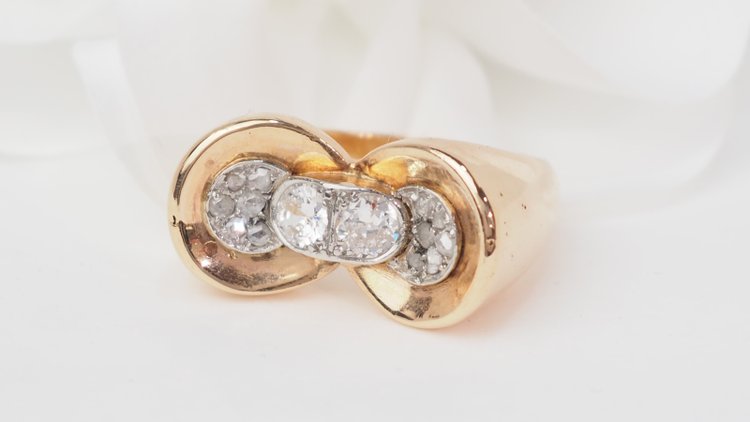 1940s knot ring in rose gold and diamonds