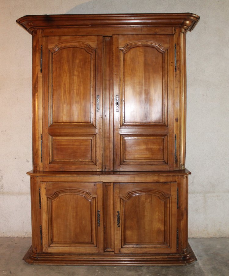 Two-part sideboard in fruitwood paneling, Louis XIV period, early 18th century. Origin: Ile de France.