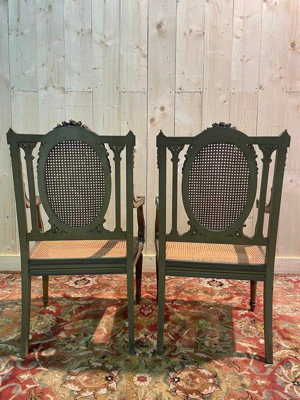 Paire de fauteuils Louis XVI rechampi et cannage. 