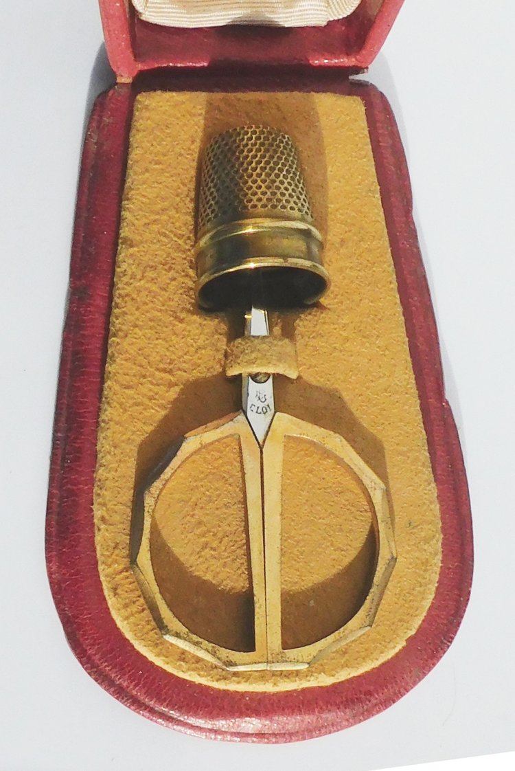 Sehr kleines Nähset, Stahlschere, Art Deco Eloi Pernet Fingerhut, frühes 19. Jahrhundert