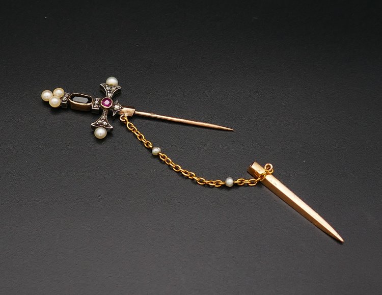 Broche épée Or Perles Et Diamants.