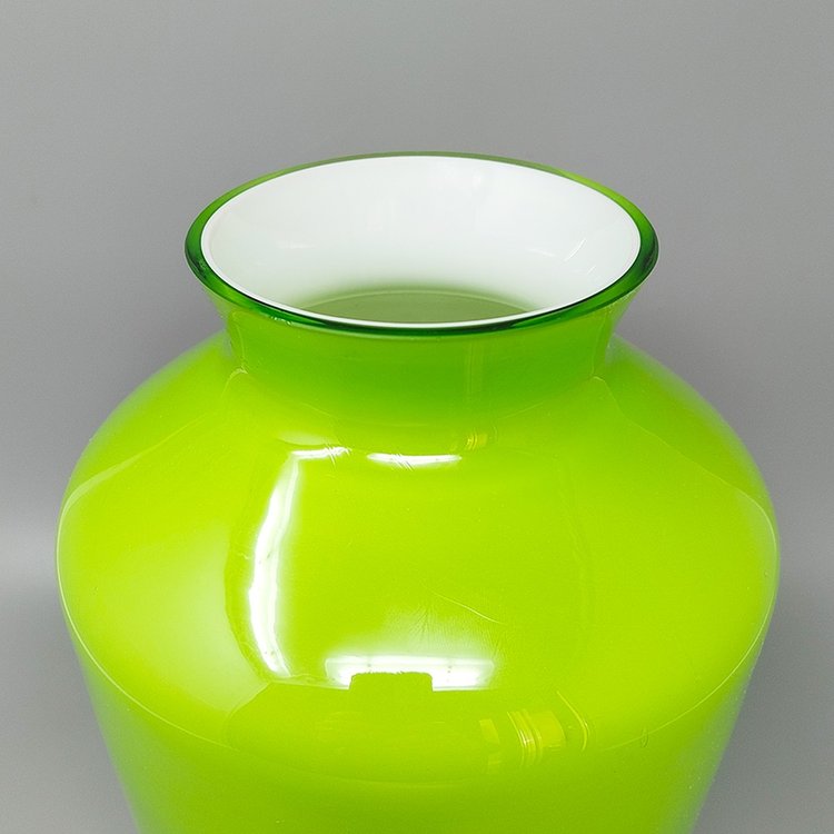 Magnifique vase vert des années 1970 par Ind. Vetraria Valdarnese. Fabriqué en Italie