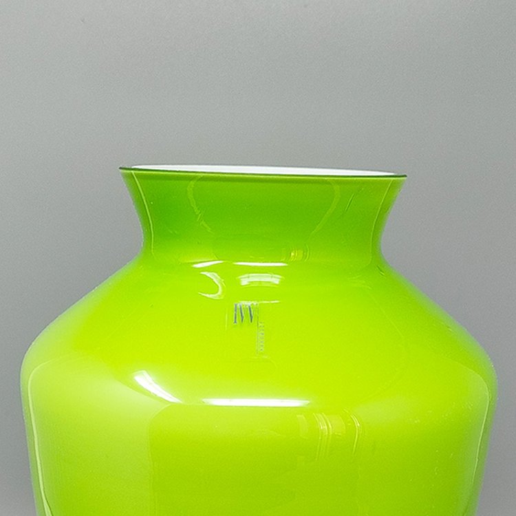 Magnifique vase vert des années 1970 par Ind. Vetraria Valdarnese. Fabriqué en Italie