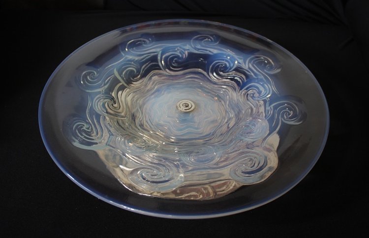 Opalescent glass bowl on foot circa 1930 in the style of Sabino and Lalique