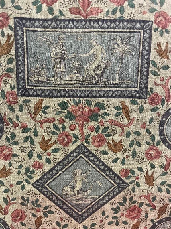 Paravent en tissu à motifs de scènes  et de fleurs 