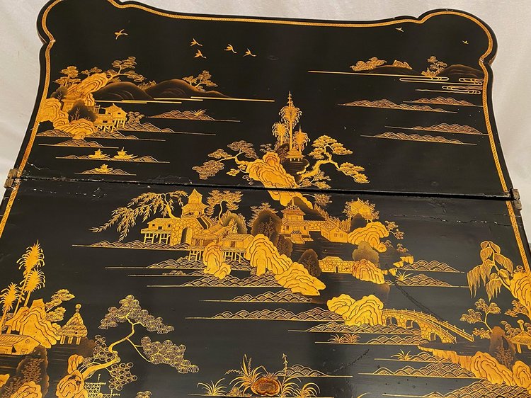 Astonishing system game table, black and gold Chinese lacquer, late 19th century