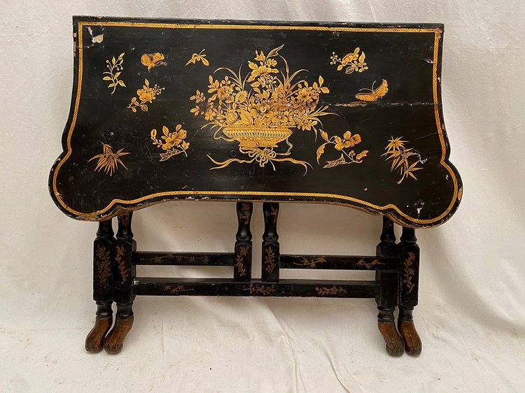 Astonishing system game table, black and gold Chinese lacquer, late 19th century