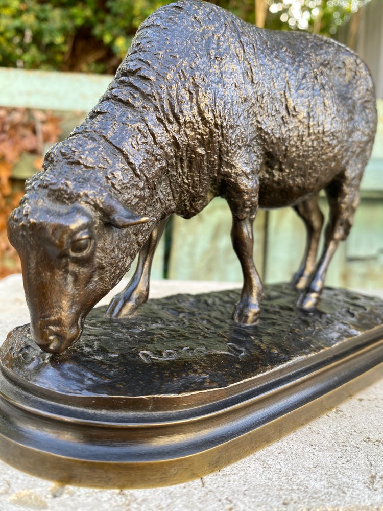 Mouton Broutant en bronze à patine brune XIXème signé Rosa Bonheur (1822-1899).