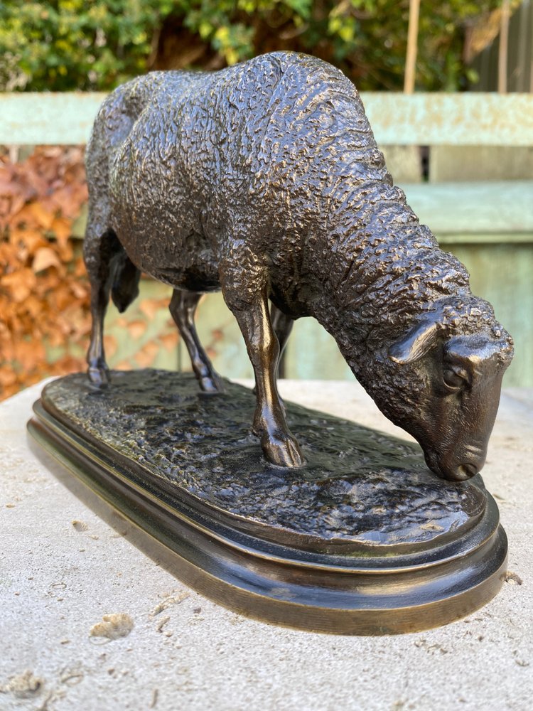 Mouton Broutant en bronze à patine brune XIXème signé Rosa Bonheur (1822-1899).