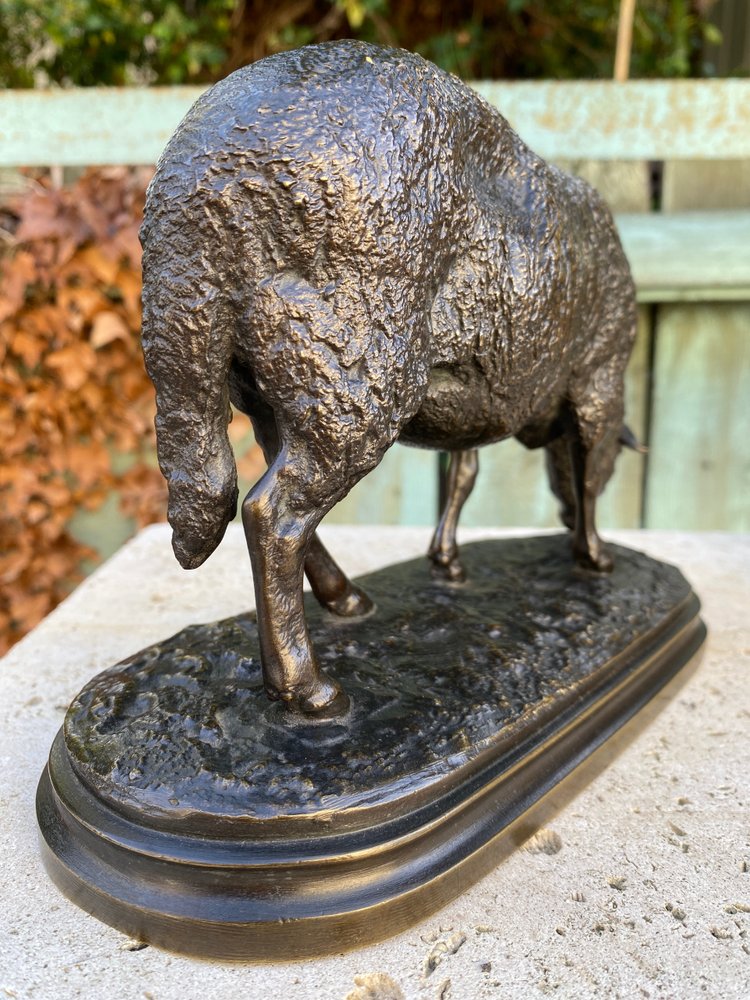 Mouton Broutant en bronze à patine brune XIXème signé Rosa Bonheur (1822-1899).