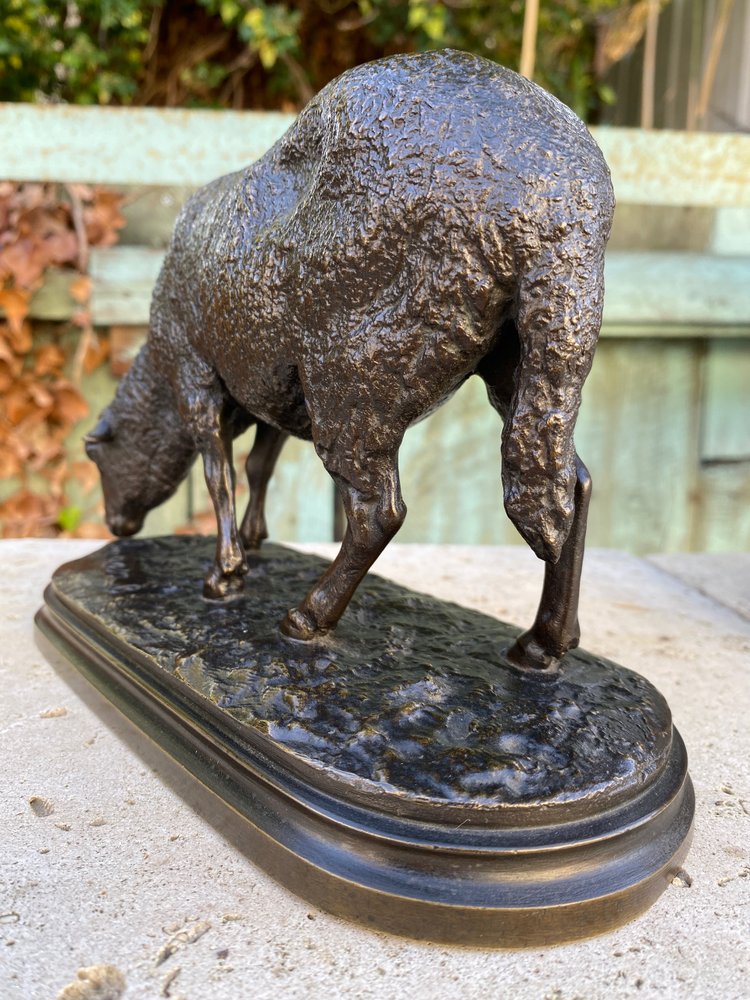 Mouton Broutant en bronze à patine brune XIXème signé Rosa Bonheur (1822-1899).