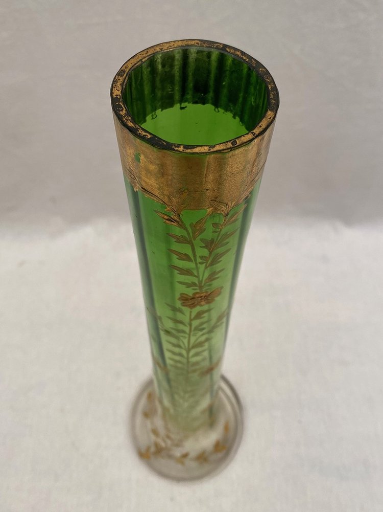 Soliflorenvase aus grünem und transparentem Farbverlaufsglas mit emailliertem Blumendekor. Um 1900