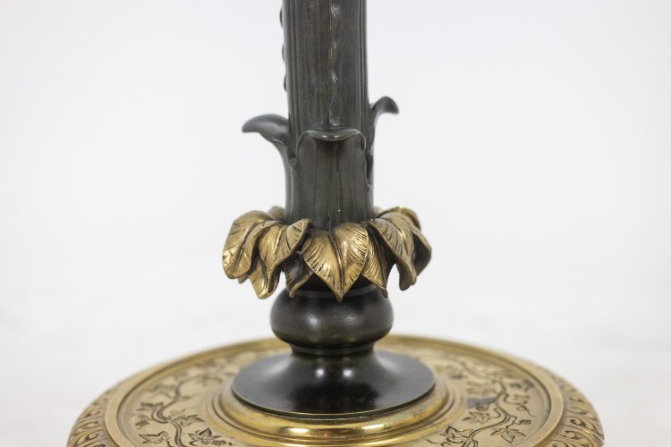 Stehlampe im Stil der Restauration aus Bronze mit zwei Patinierungen. Circa 1900. LS6115817Y