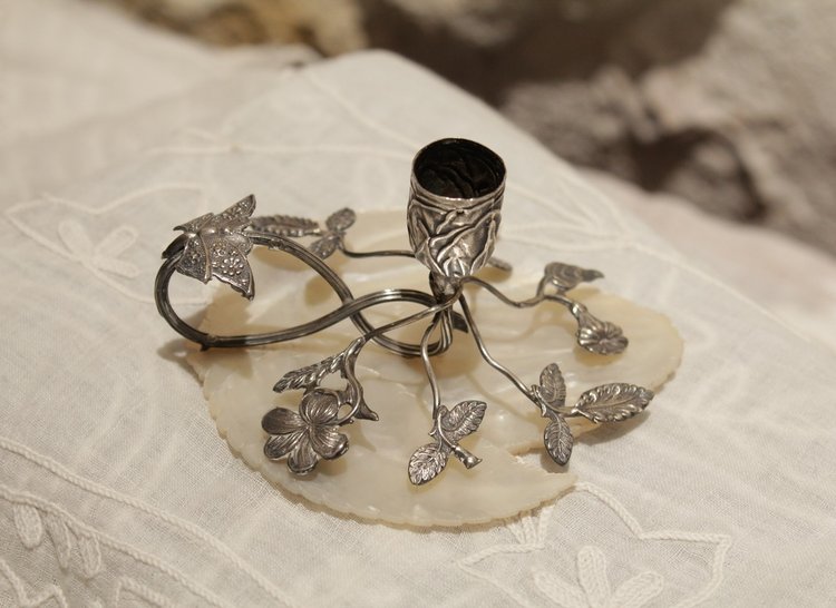 Small candlestick in sterling silver on mother-of-pearl leaf late 19th, early 20th century