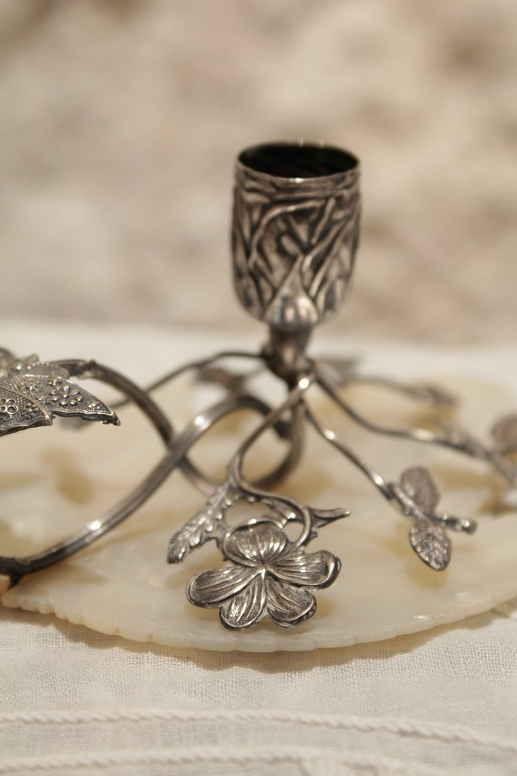 Small candlestick in sterling silver on mother-of-pearl leaf late 19th, early 20th century