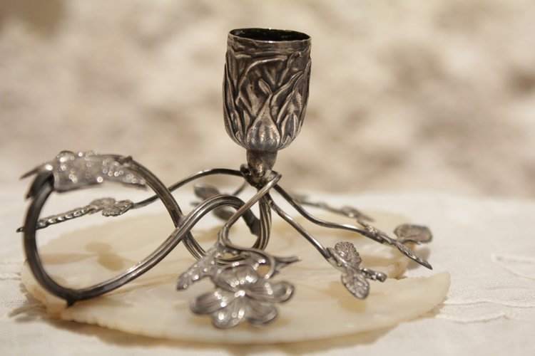 Small candlestick in sterling silver on mother-of-pearl leaf late 19th, early 20th century