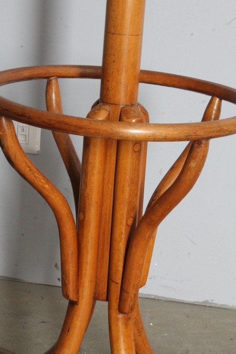 Antique Thonet 1940s style coat rack made of curved beech. Restored. Meas h 192