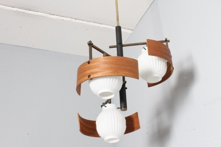 Lampadario svedese anni 50 tre luci in teak e vetro opalino.  Mis Altezza cm 100 diametro cm 40 