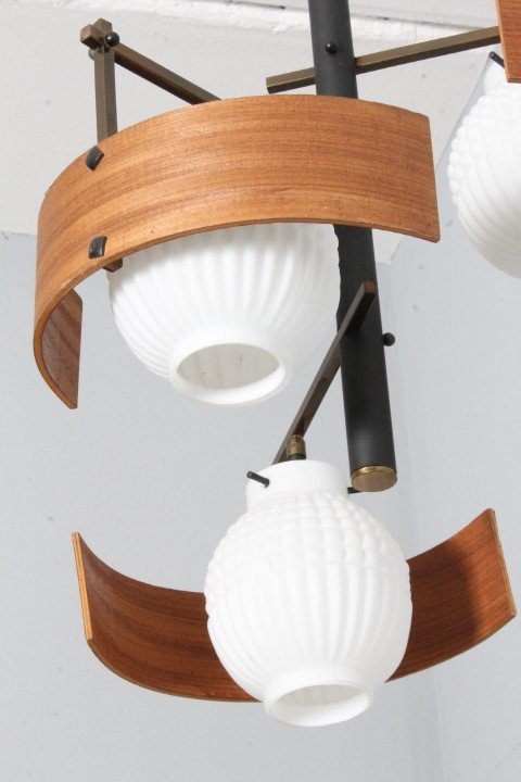 Lampadario svedese anni 50 tre luci in teak e vetro opalino.  Mis Altezza cm 100 diametro cm 40 