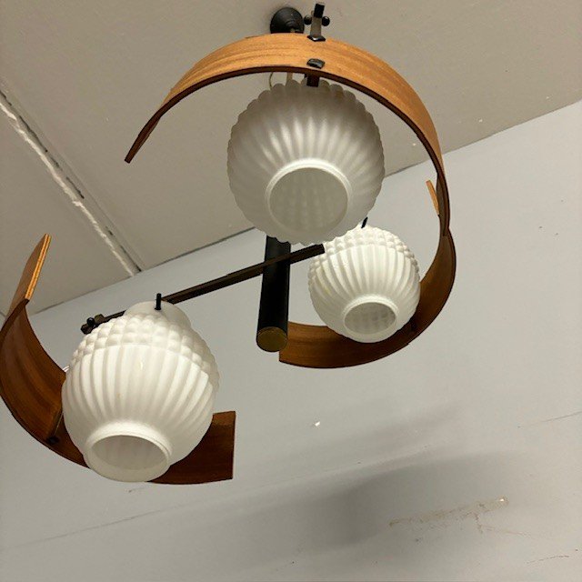 Lampadario svedese anni 50 tre luci in teak e vetro opalino.  Mis Altezza cm 100 diametro cm 40 