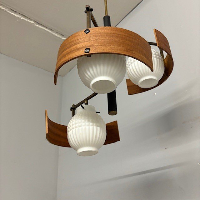 Lampadario svedese anni 50 tre luci in teak e vetro opalino.  Mis Altezza cm 100 diametro cm 40 