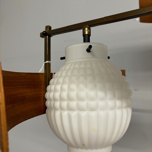 Lampadario svedese anni 50 tre luci in teak e vetro opalino.  Mis Altezza cm 100 diametro cm 40 