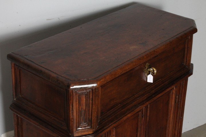 Antique sideboard - cabinet seventeenth century Marche era 600 . Solid walnut. Measures68 x 31 . h 85