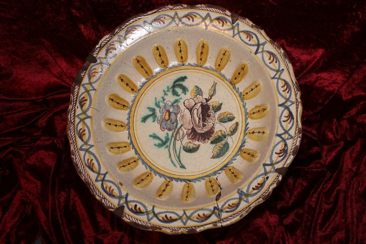 Nevers earthenware salad bowl, floral design with strong gadroons, early 18th century