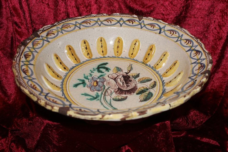 Nevers earthenware salad bowl, floral design with strong gadroons, early 18th century