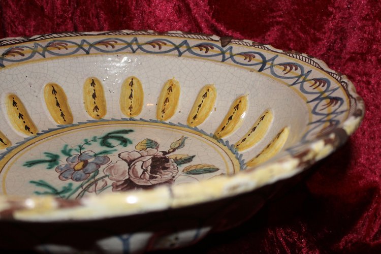 Nevers earthenware salad bowl, floral design with strong gadroons, early 18th century