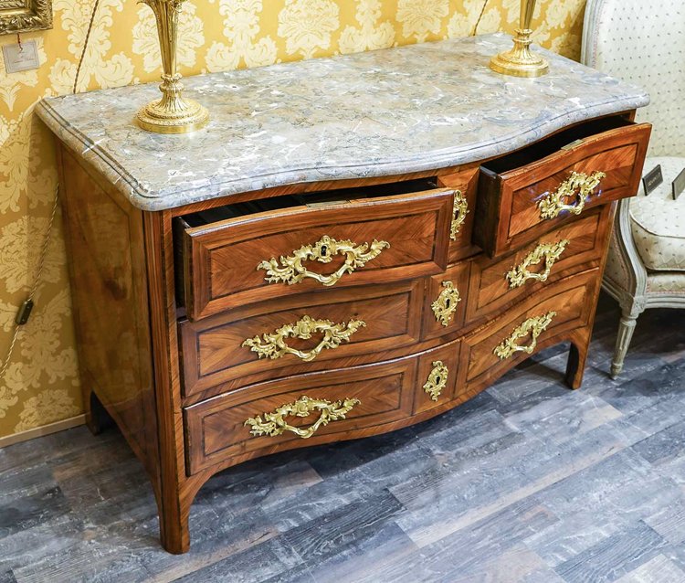 Commode en marqueterie de bois de Rose et bois de Violette d’époque Louis XV - Jean François Lapie