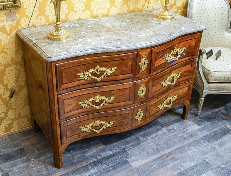 Commode en marqueterie de bois de Rose et bois de Violette d’époque Louis XV - Jean François Lapie