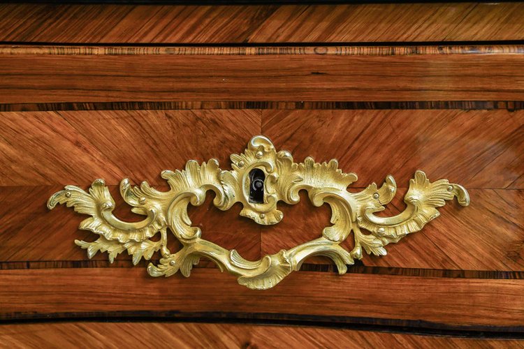 Commode en marqueterie de bois de Rose et bois de Violette d’époque Louis XV - Jean François Lapie