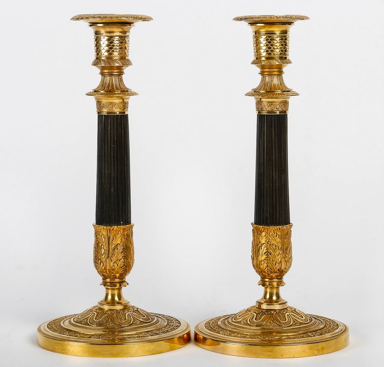 Coppia di candelieri in bronzo dorato e patinato di epoca Impero montati come lampade, 1810 ca.