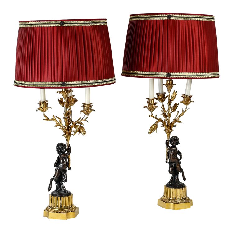 Coppia di candelabri, montati come lampade in stile Luigi XVI, in bronzo con decoro Fauno, 1860-1880 ca.