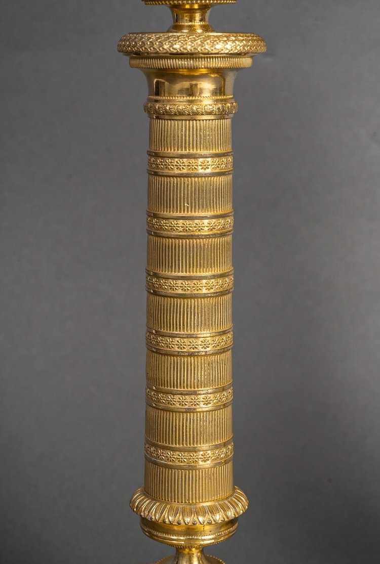 Coppia di candelieri in bronzo dorato e finemente cesellato di epoca Impero, montati come lampade, 1810 ca.