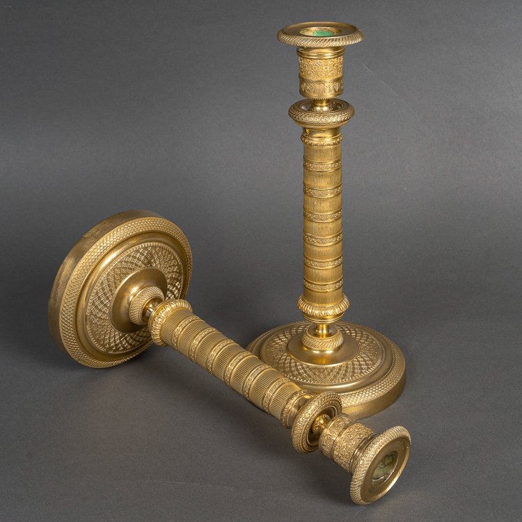 Coppia di candelieri in bronzo dorato e finemente cesellato di epoca Impero, montati come lampade, 1810 ca.