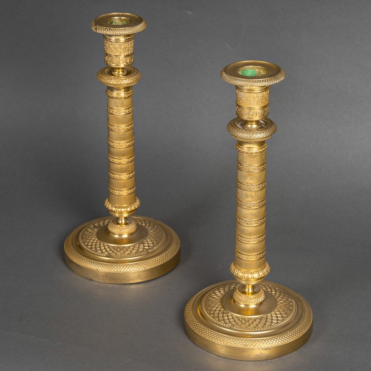 Coppia di candelieri in bronzo dorato e finemente cesellato di epoca Impero, montati come lampade, 1810 ca.