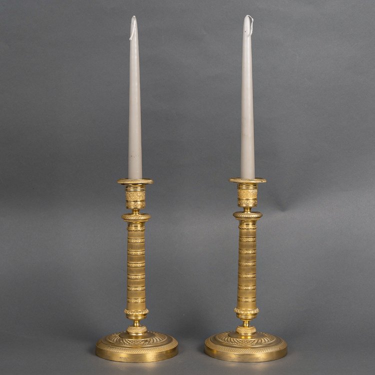 Coppia di candelieri in bronzo dorato e finemente cesellato di epoca Impero, montati come lampade, 1810 ca.