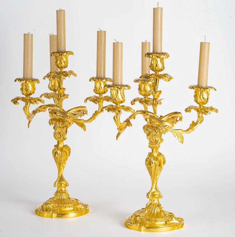 Henri Vian (1860-1905) - Coppia di candelabri in stile Luigi XV in bronzo cesellato e dorato, 1890 ca.