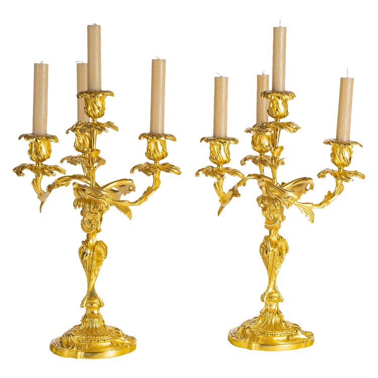 Henri Vian (1860-1905) - Coppia di candelabri in stile Luigi XV in bronzo cesellato e dorato, 1890 ca.