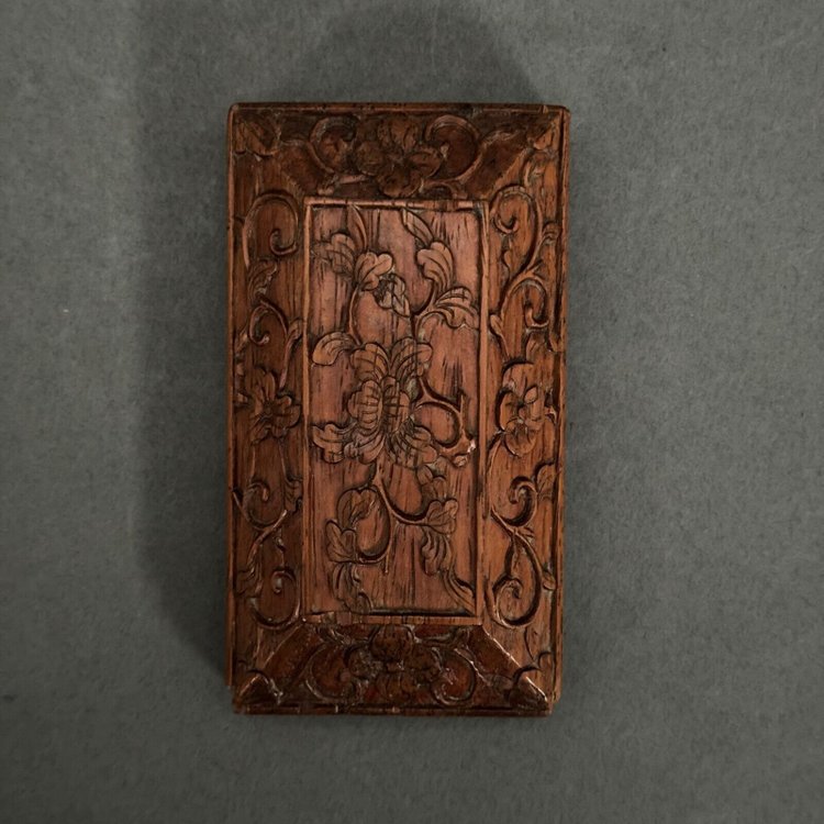 Companion box in hand-carved wood with foliage decoration