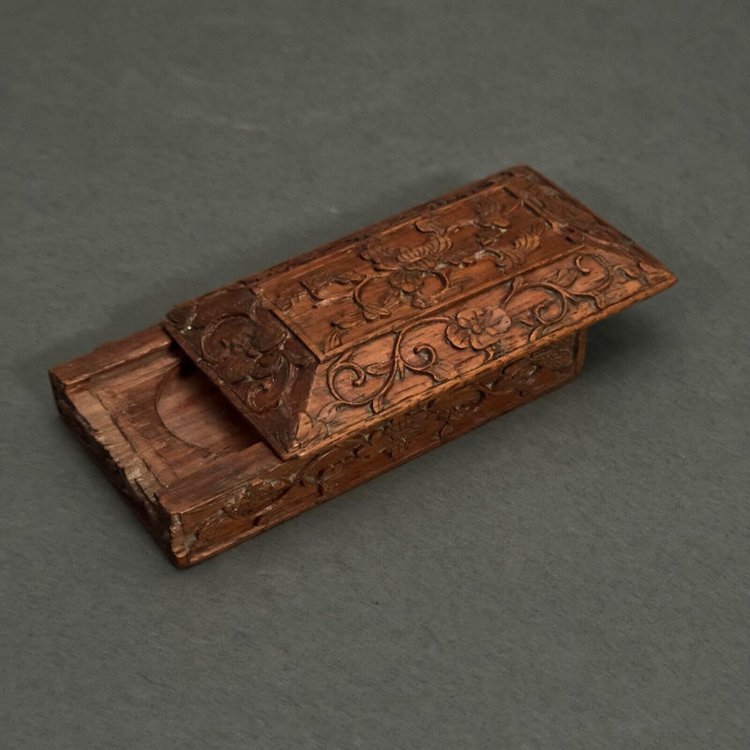 Companion box in hand-carved wood with foliage decoration