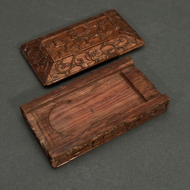 Companion box in hand-carved wood with foliage decoration