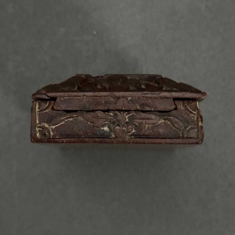 Companion box in hand-carved wood with foliage decoration