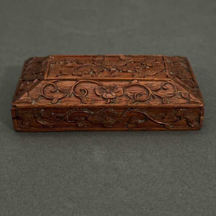 Companion box in hand-carved wood with foliage decoration