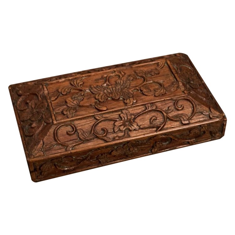 Companion box in hand-carved wood with foliage decoration