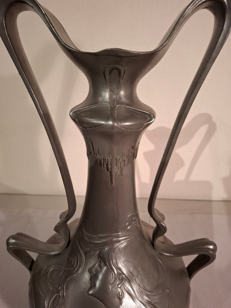 Vase en étain d’époque Art Nouveau signé J. Rob Hannig 1900.